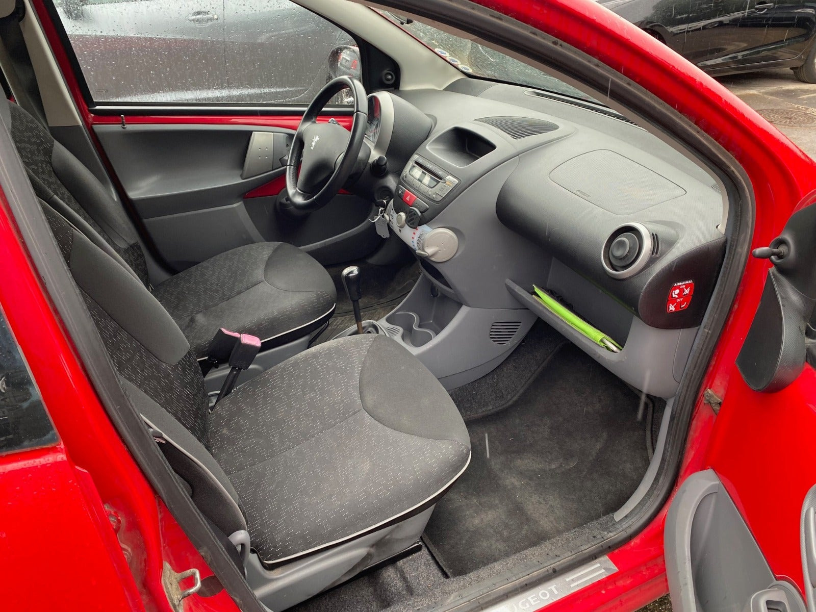 Rød Peugeot 107 fra 2010