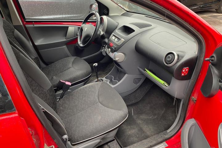 Rød Peugeot 107 fra 2010