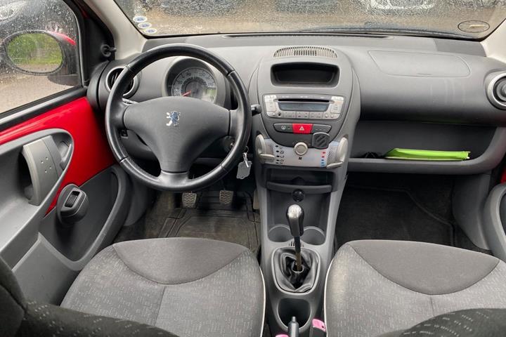 Rød Peugeot 107 fra 2010