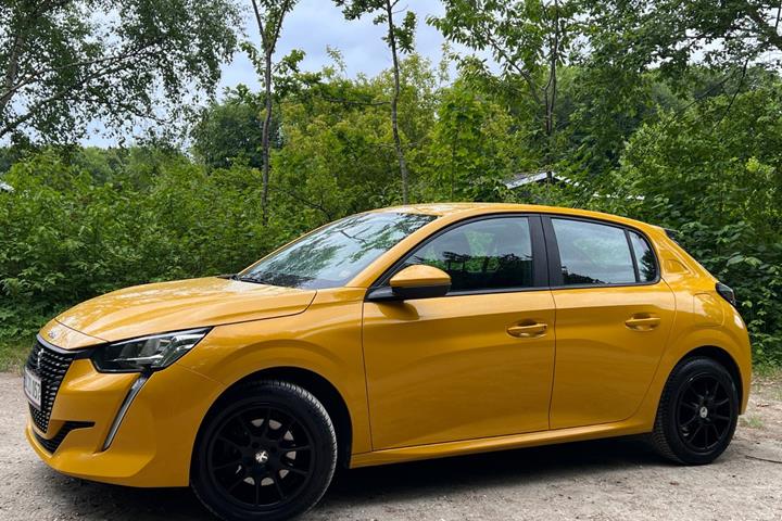 Gul Peugeot 208 fra 2020