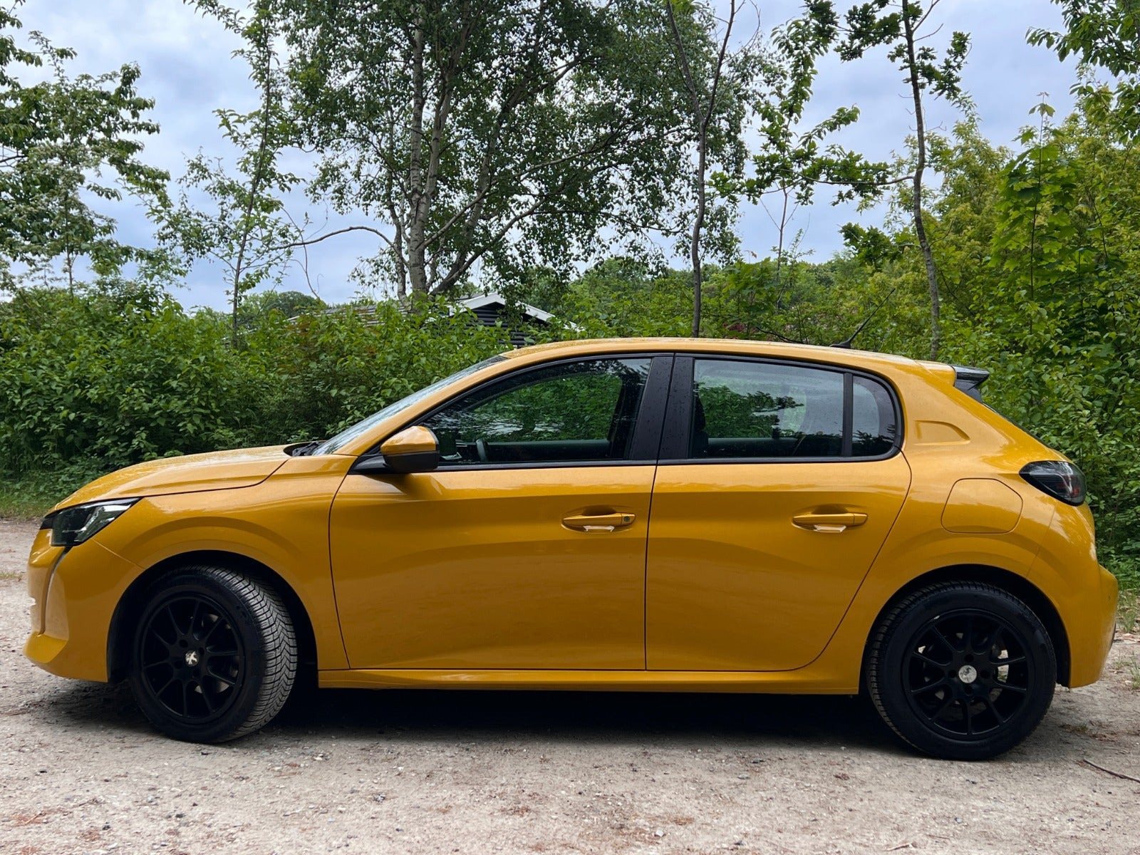 Gul Peugeot 208 fra 2020