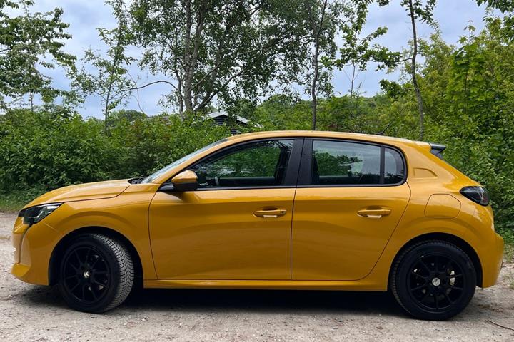 Gul Peugeot 208 fra 2020