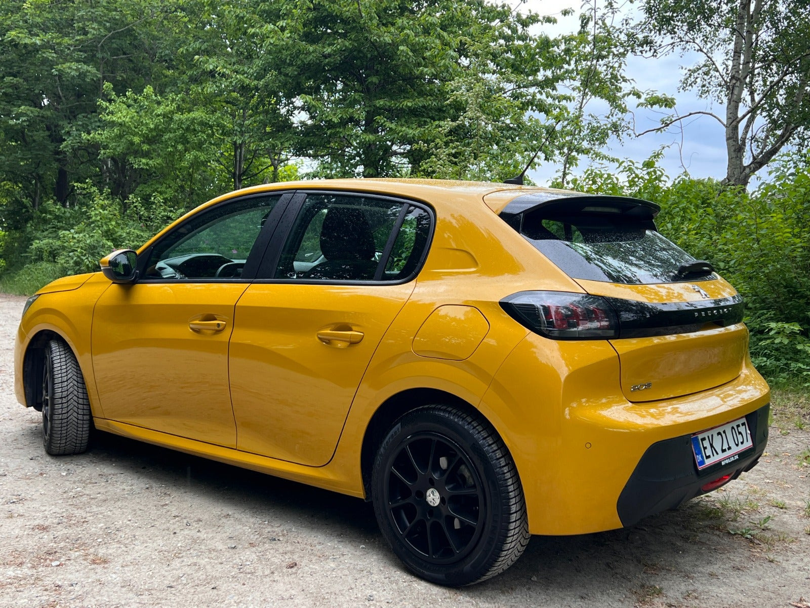 Gul Peugeot 208 fra 2020