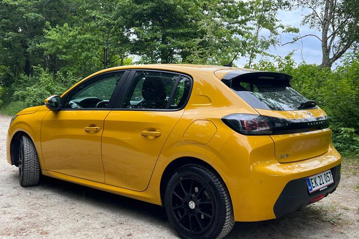 Gul Peugeot 208 fra 2020