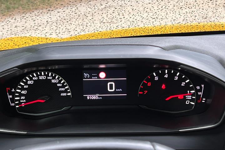 Gul Peugeot 208 fra 2020