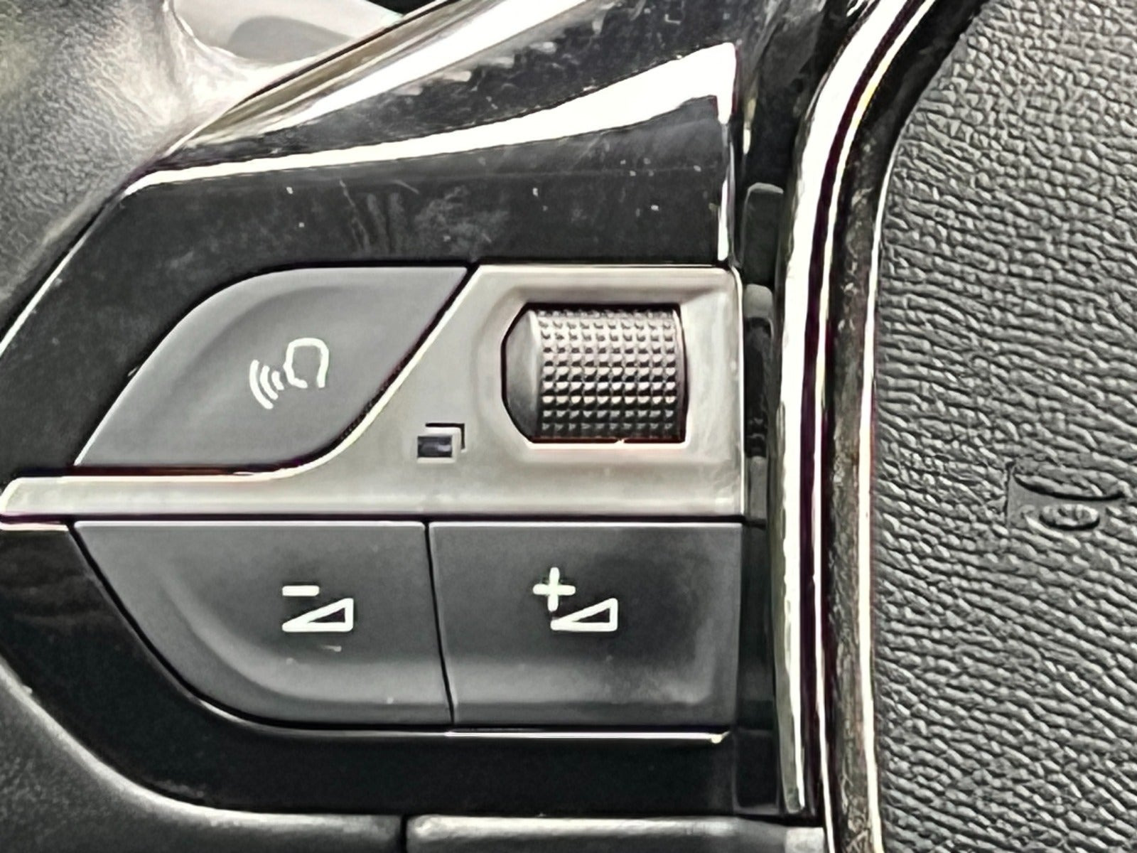Gul Peugeot 208 fra 2020