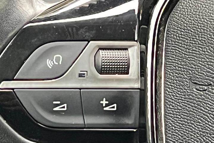 Gul Peugeot 208 fra 2020