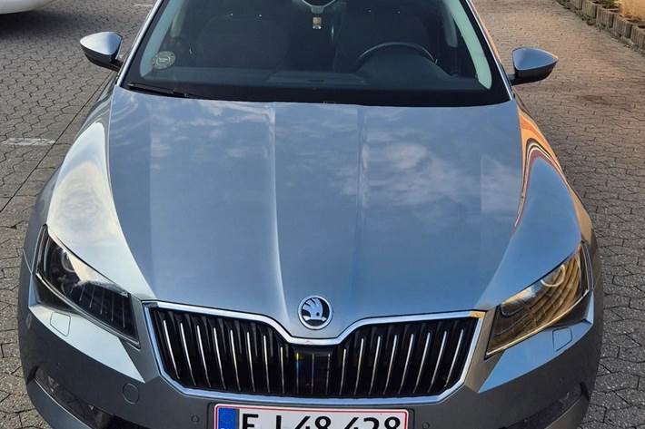 Sølv Skoda Superb fra 2018