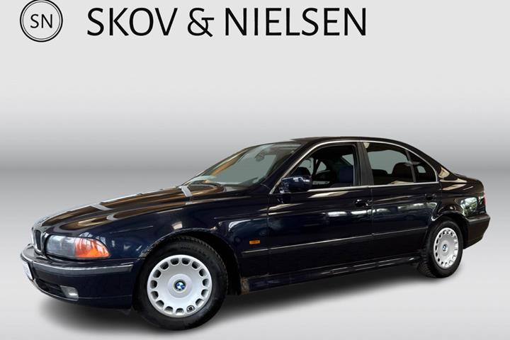 Blå BMW 523i fra 1999 set udefra