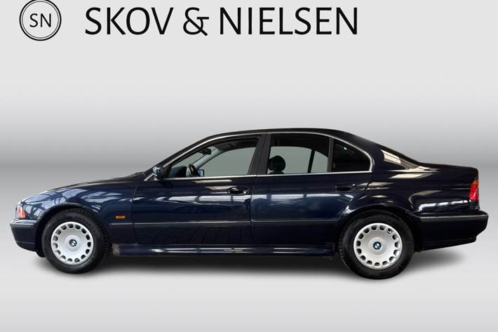 Blå BMW 523i fra 1999