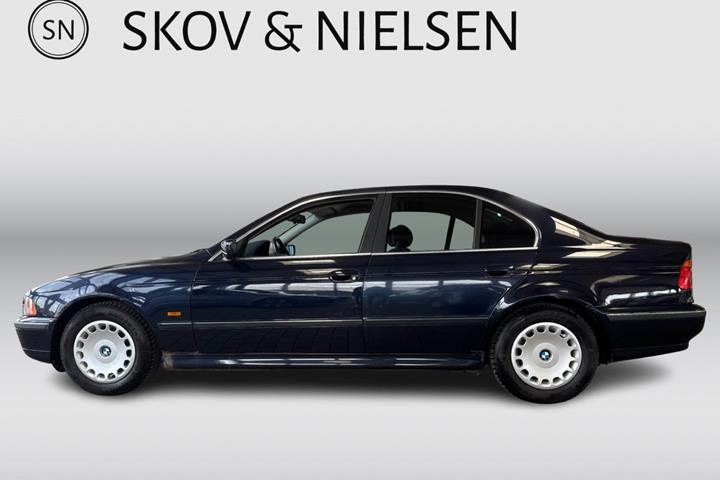 Blå BMW 523i fra 1999 set udefra