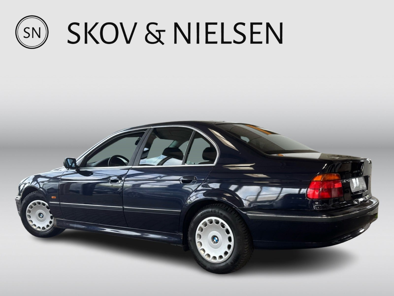 Blå BMW 523i fra 1999 set udefra