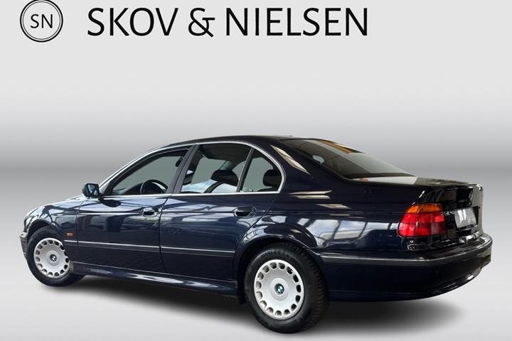 Blå BMW 523i fra 1999 set udefra