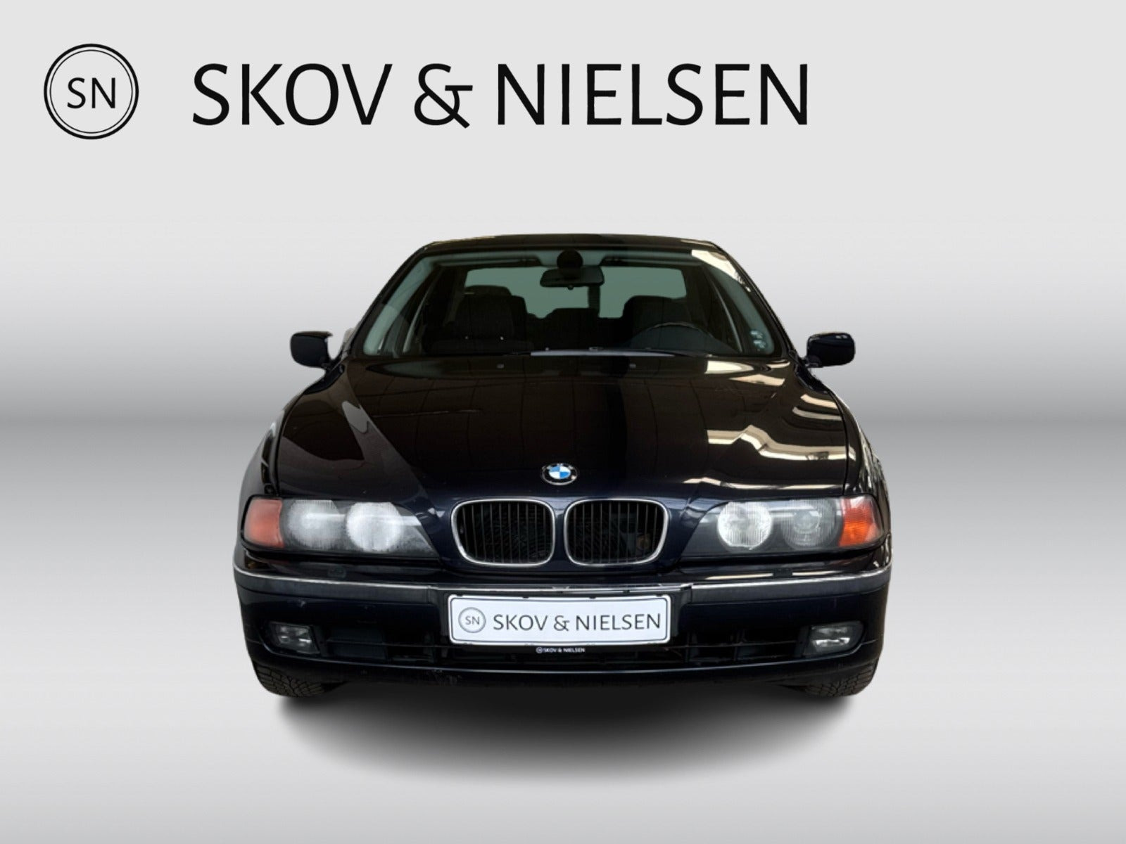 Blå BMW 523i fra 1999 set udefra