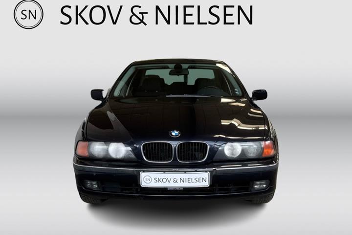 Blå BMW 523i fra 1999 set udefra