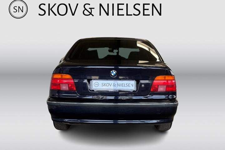 Blå BMW 523i fra 1999 set udefra