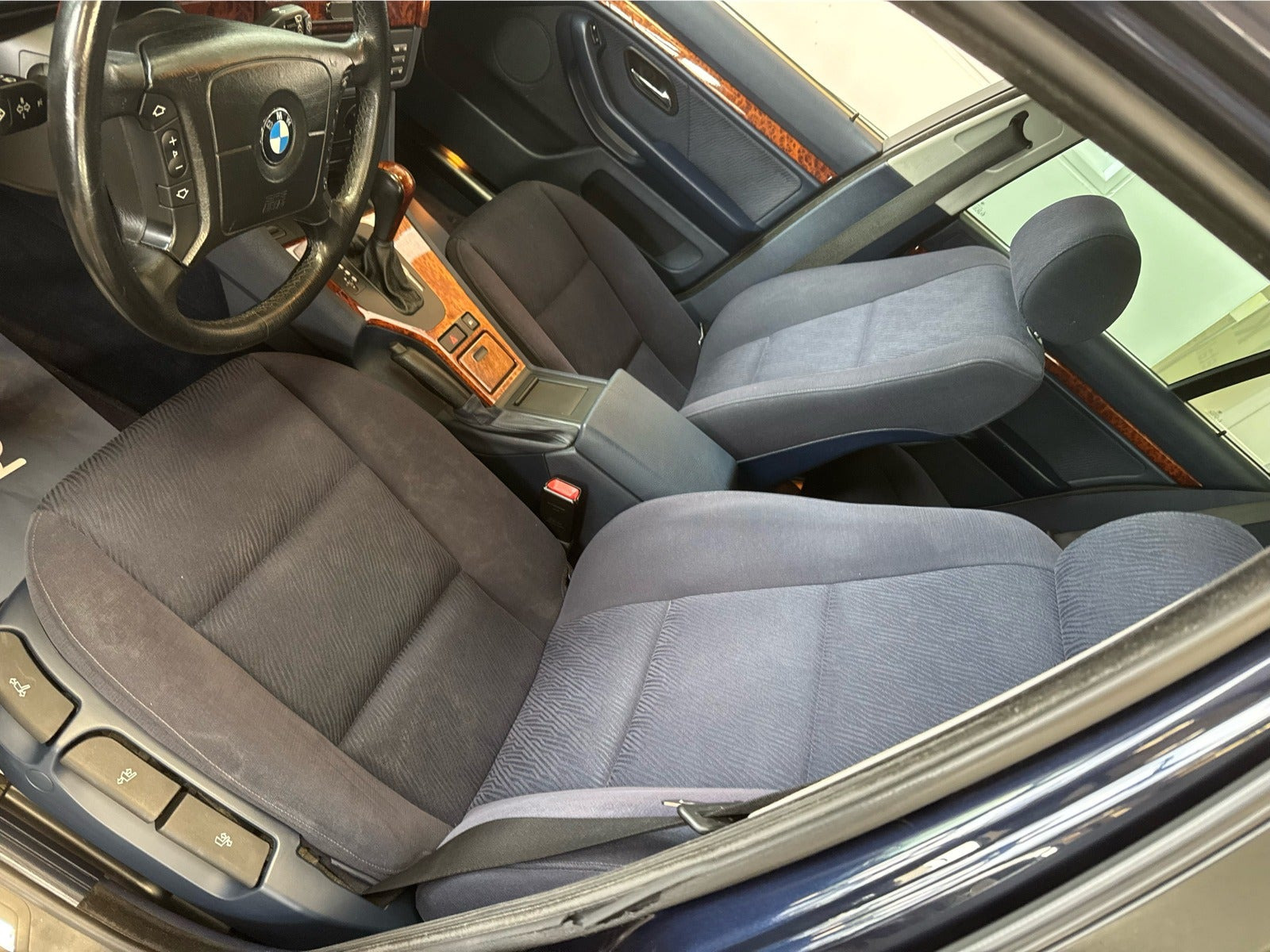 Blå BMW 523i fra 1999 set indefra