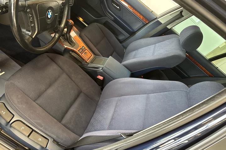 Blå BMW 523i fra 1999 set indefra