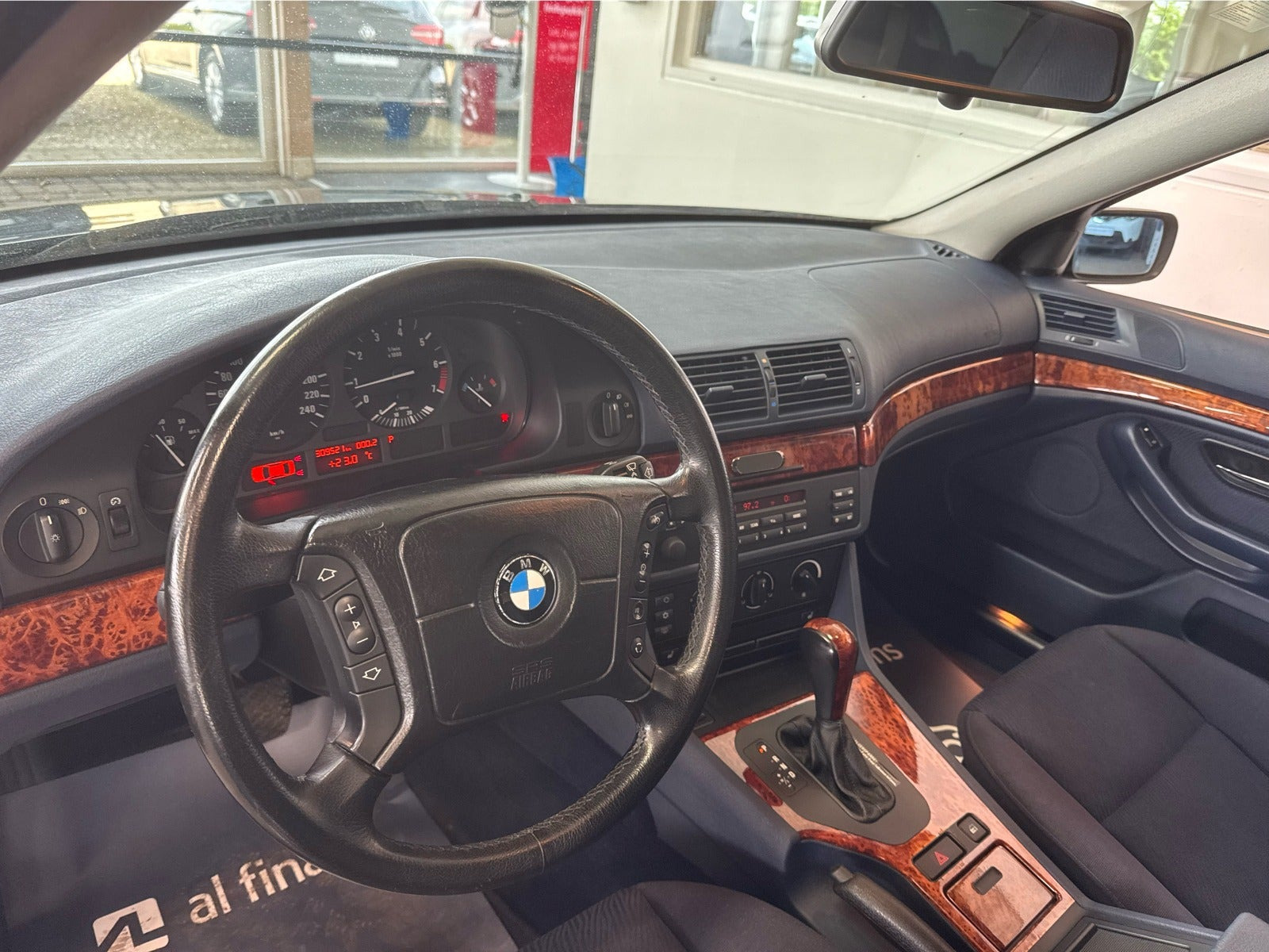 Blå BMW 523i fra 1999 set indefra