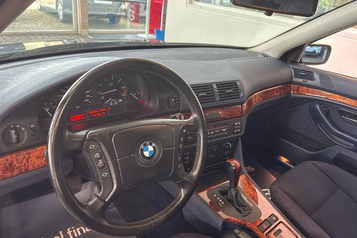 Blå BMW 523i fra 1999 set indefra