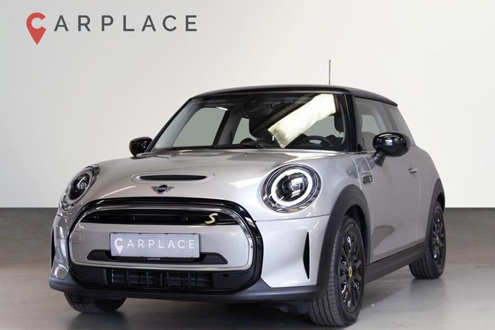 Grå Mini Cooper SE fra 2023 set udefra