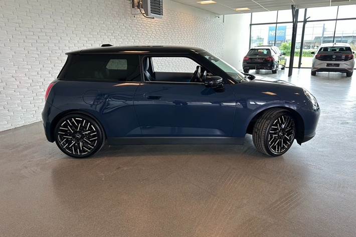 Blå Mini Cooper SE fra 2025