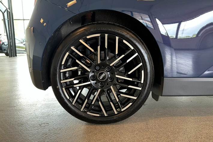 Blå Mini Cooper SE fra 2025