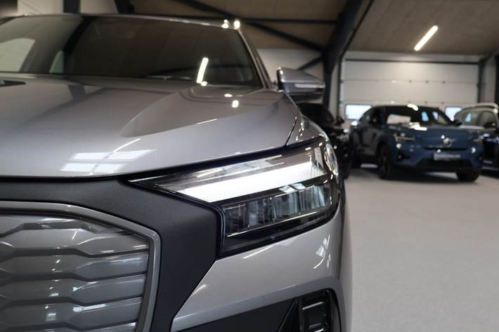 Grå Audi Q4 e-tron fra 2024
