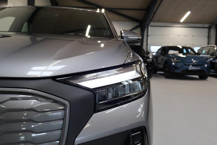 Grå Audi Q4 e-tron fra 2024