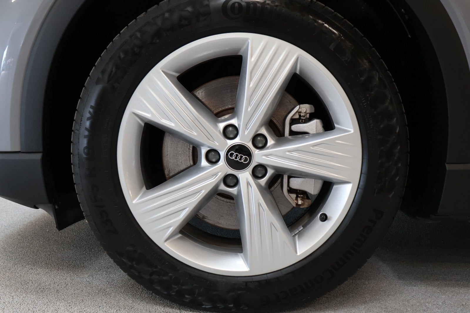 Grå Audi Q4 e-tron fra 2024