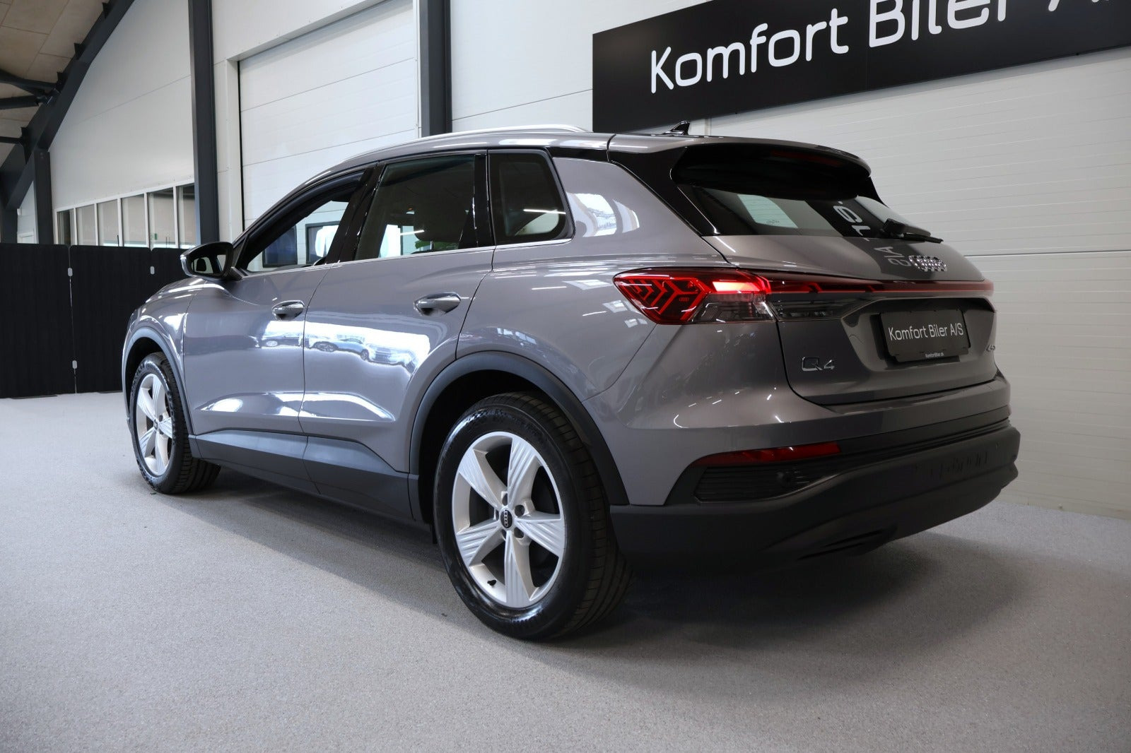 Grå Audi Q4 e-tron fra 2024