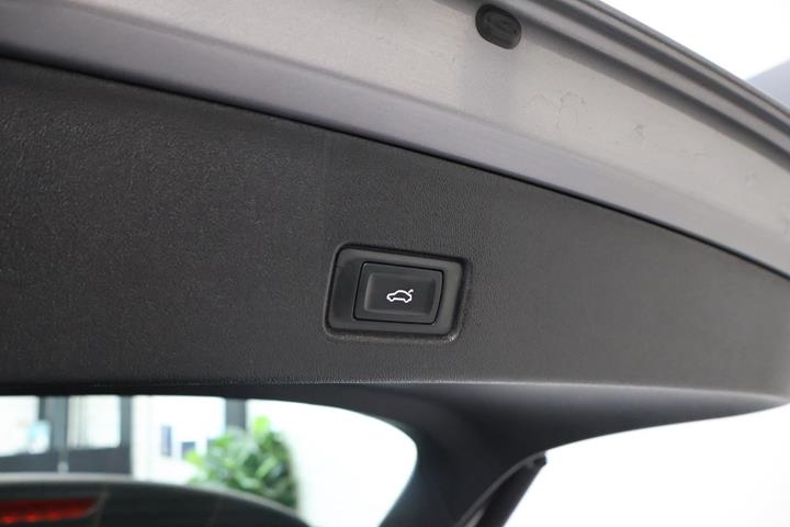 Grå Audi Q4 e-tron fra 2024