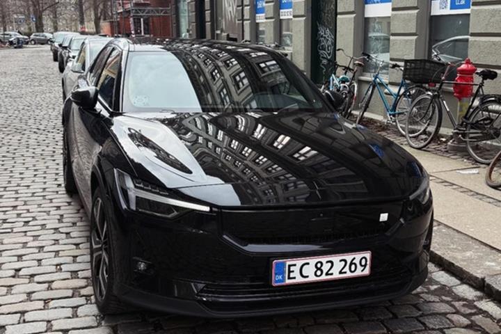 Sort Polestar 2 fra 2023