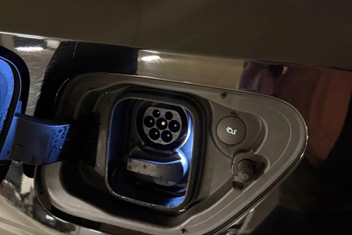 Sort Polestar 2 fra 2023