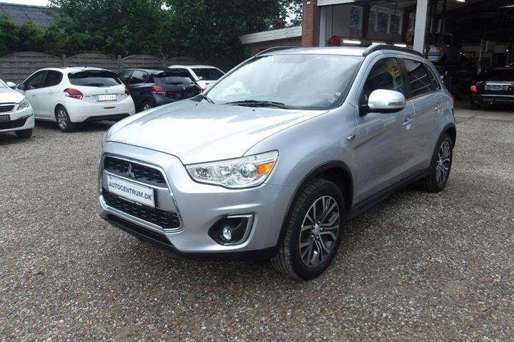Sølv Mitsubishi ASX fra 2015 set udefra