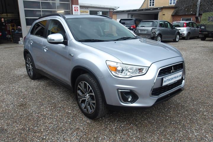 Sølv Mitsubishi ASX fra 2015 set udefra