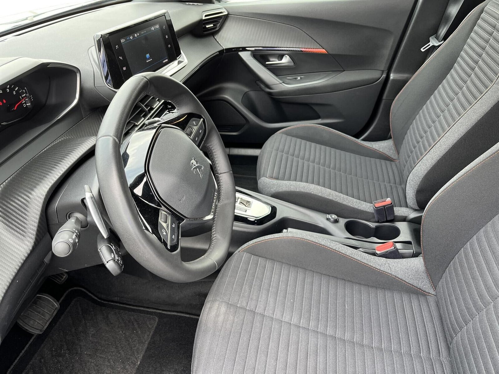 Grå Peugeot 2008 fra 2023
