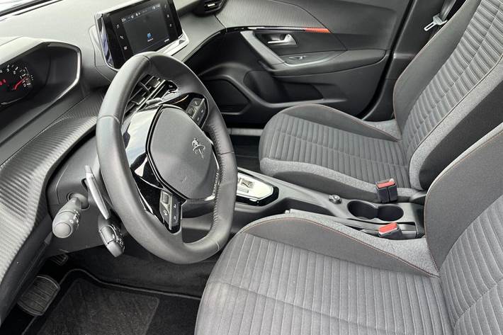 Grå Peugeot 2008 fra 2023