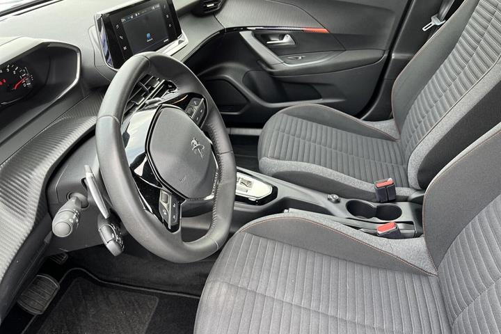 Grå Peugeot 2008 fra 2023