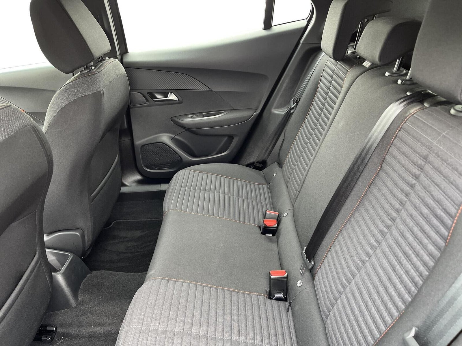 Grå Peugeot 2008 fra 2023