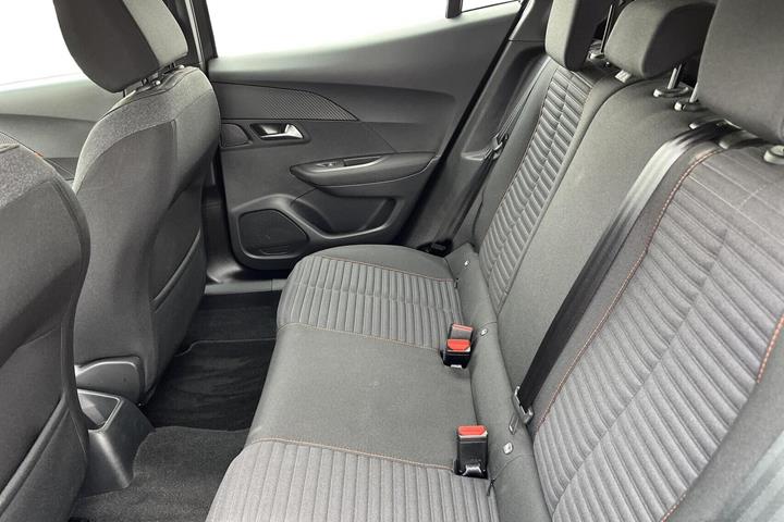 Grå Peugeot 2008 fra 2023