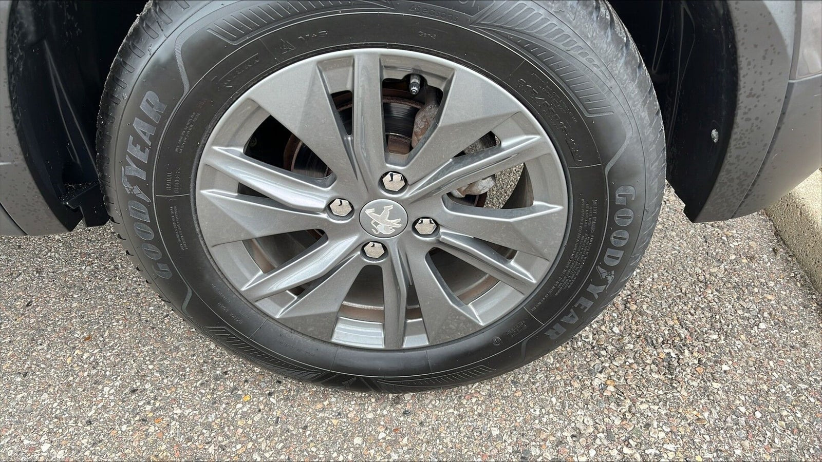 Grå Peugeot 2008 fra 2023