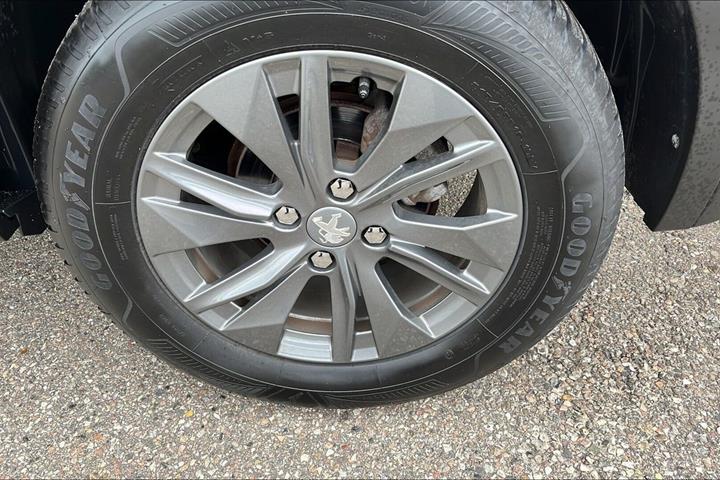 Grå Peugeot 2008 fra 2023