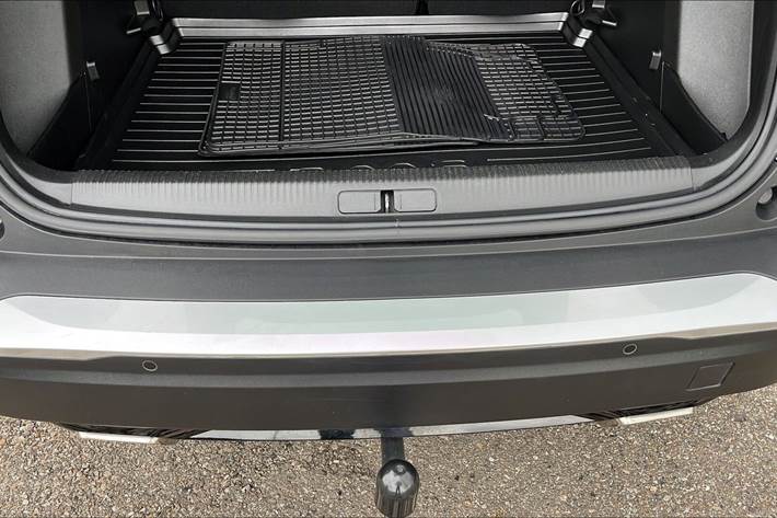 Grå Peugeot 2008 fra 2023