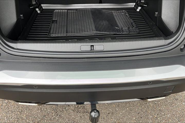 Grå Peugeot 2008 fra 2023