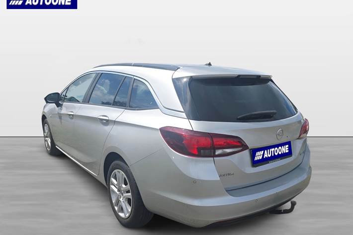 Sølv Opel Astra fra 2019