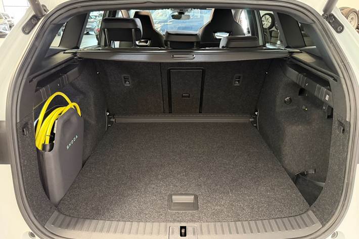 Hvid Skoda Enyaq fra 2025