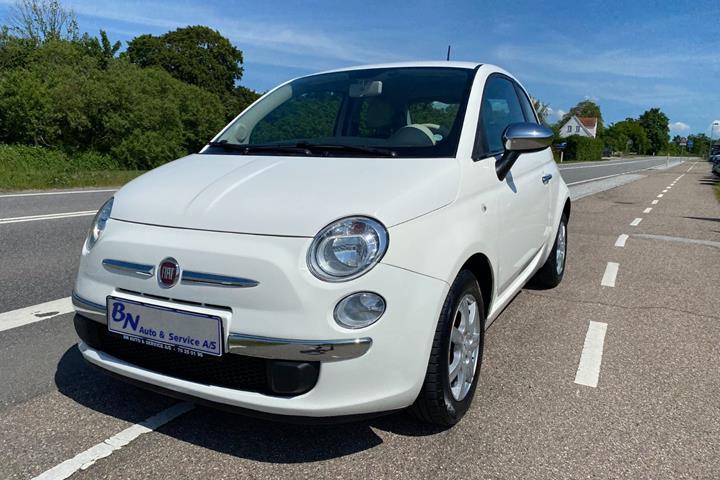 Hvid Fiat 500 fra 2014 set udefra