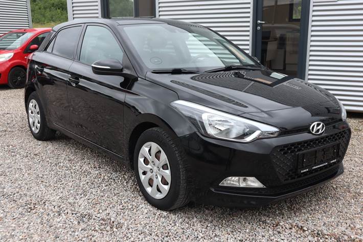 Sort Hyundai i20 fra 2017 set udefra