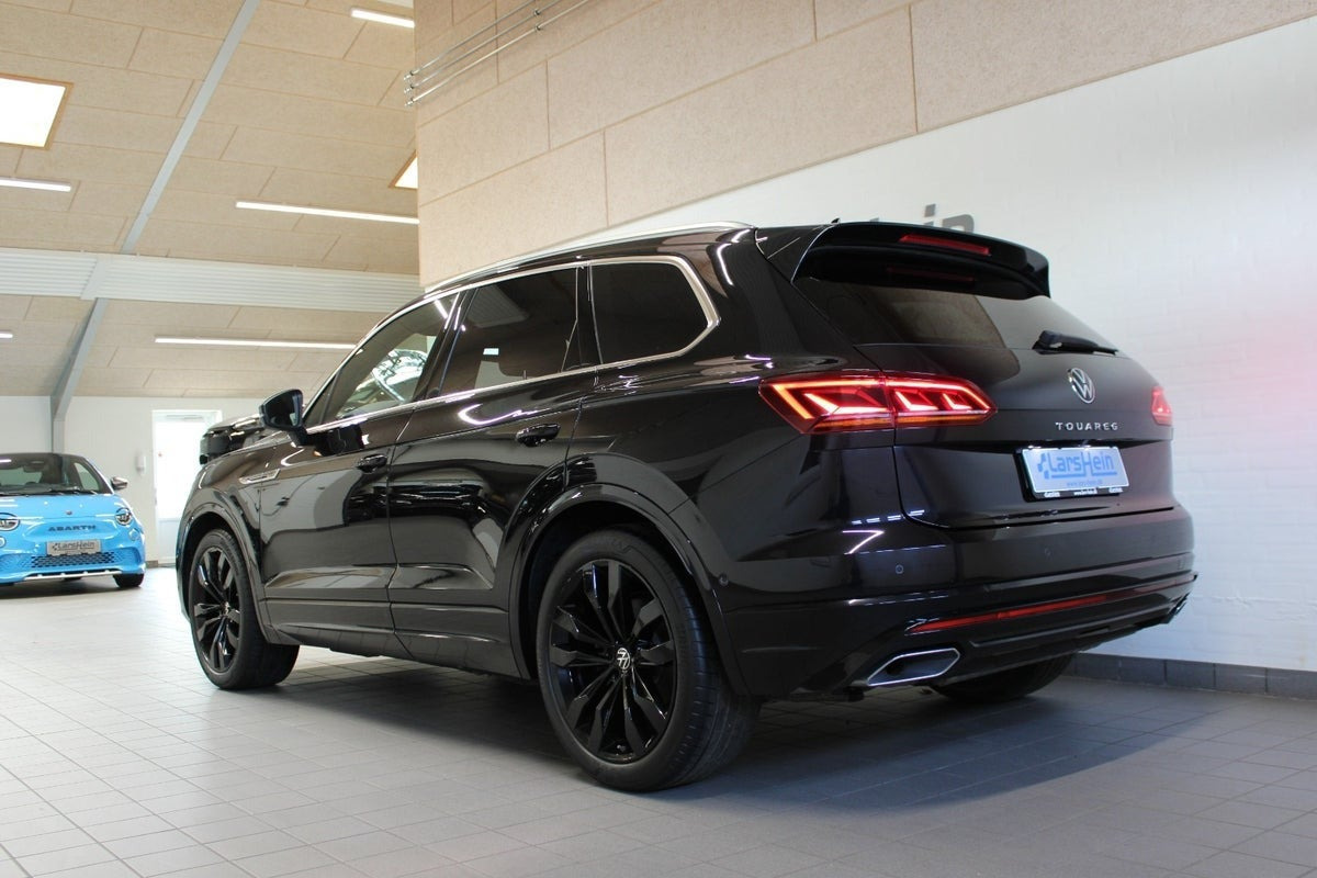 Sort VW Touareg fra 2021